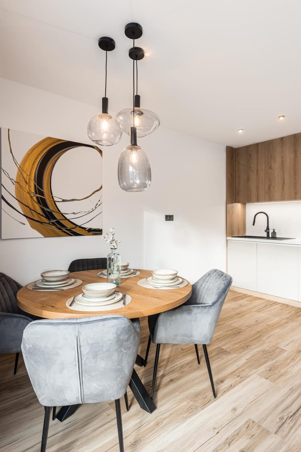 Kitchen or kitchenette, Dining area