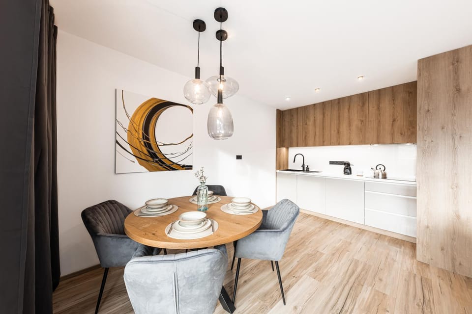 Kitchen or kitchenette, Dining area