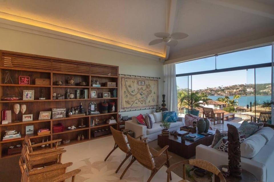 Mansão Imponente com Seis Suítes a 1min das Areias Praia da Ferradura Por Luxury Rentals Villa in Armacao dos Buzios