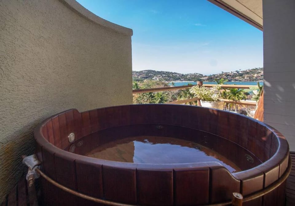 Mansão Imponente com Seis Suítes a 1min das Areias Praia da Ferradura Por Luxury Rentals Villa in Armacao dos Buzios