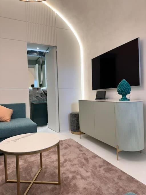 Communal lounge/ TV room, TV and multimedia, Living room, Seating area, Evening entertainment