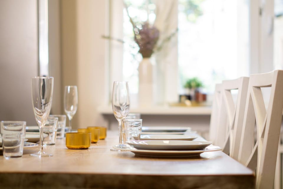 Food and drinks, Seating area, Dining area, Food