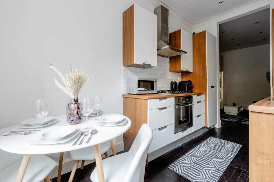 Kitchen or kitchenette, Dining area, minibar, kitchen