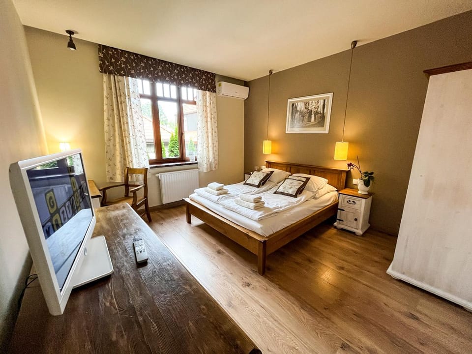 Bed, TV and multimedia, Photo of the whole room, Decorative detail, Bedroom, towels, towels