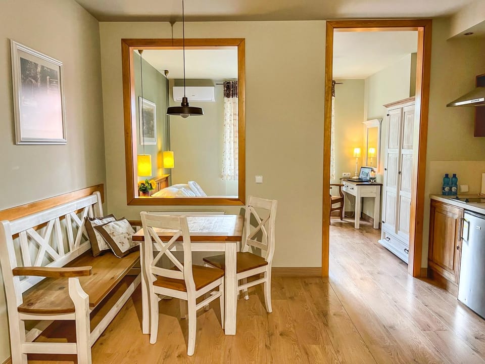 Kitchen or kitchenette, Other, Other, Decorative detail, Decorative detail, Dining area, locker, locker