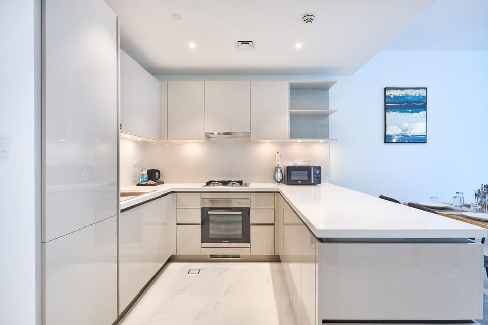 Kitchen or kitchenette, dishwasher, oven