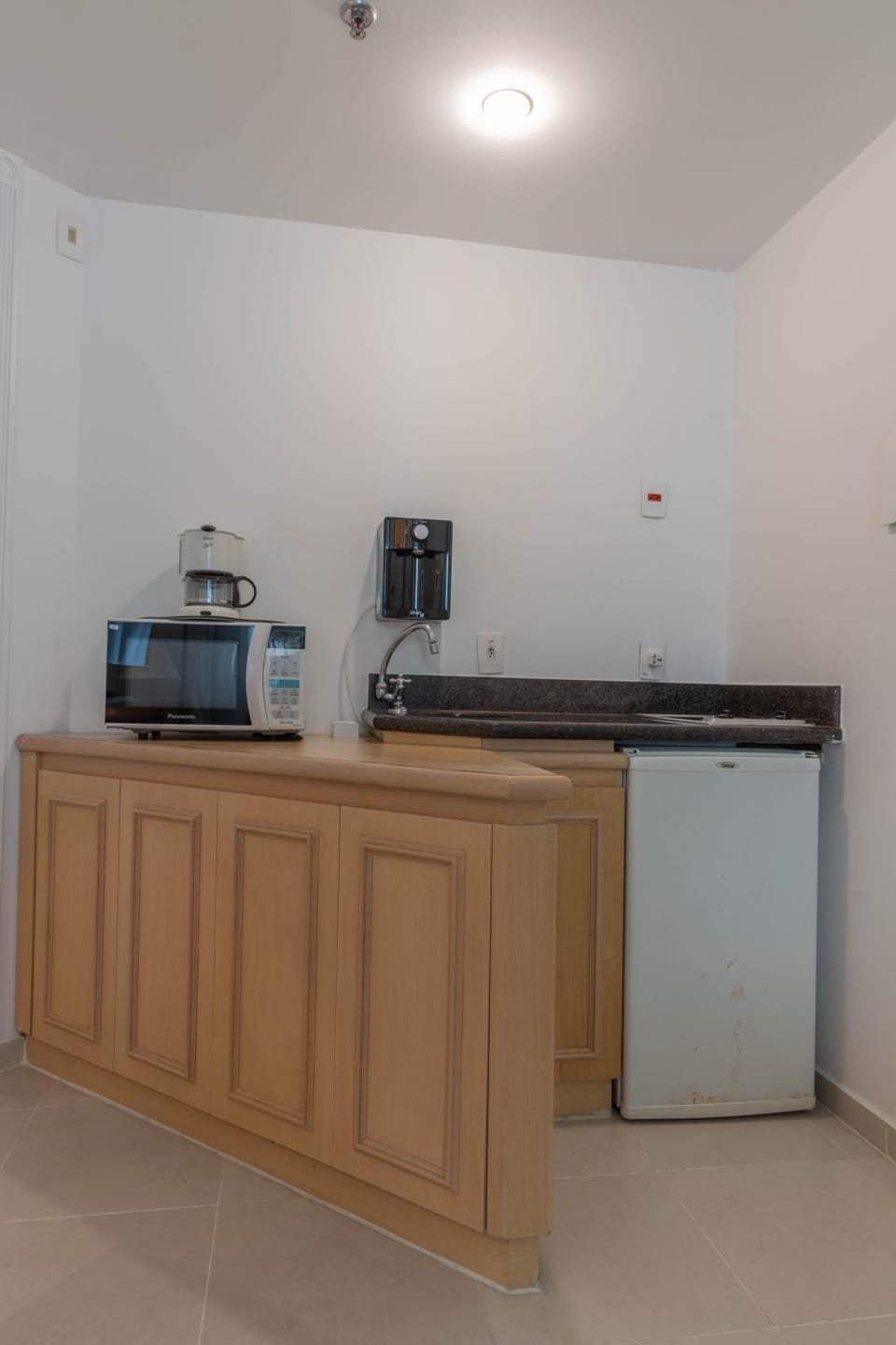 Kitchen or kitchenette, minibar