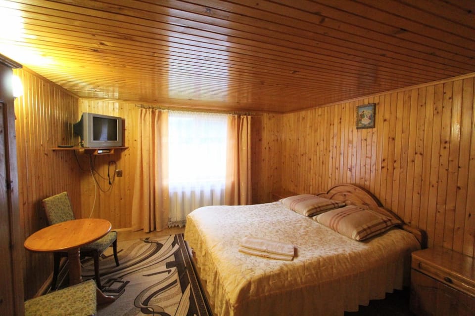 Bed, TV and multimedia, Photo of the whole room, hair dresser