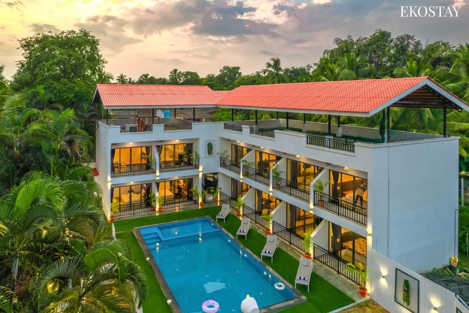 Property building, Day, Pool view, Swimming pool, sunbed