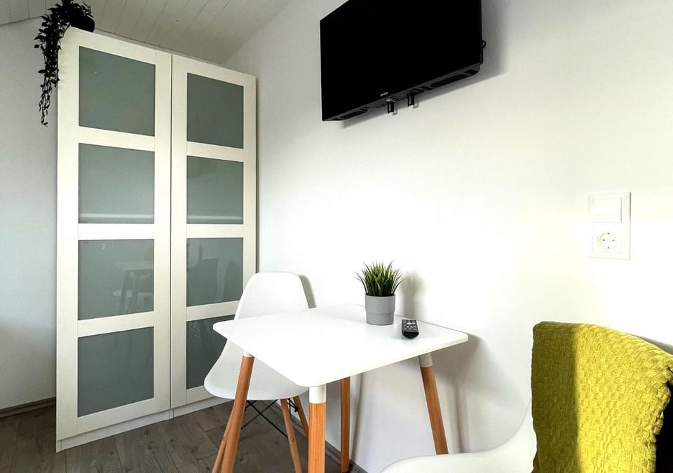 Communal lounge/ TV room, TV and multimedia, Decorative detail, Seating area, Entertainment, hair dresser, internet, locker, storage