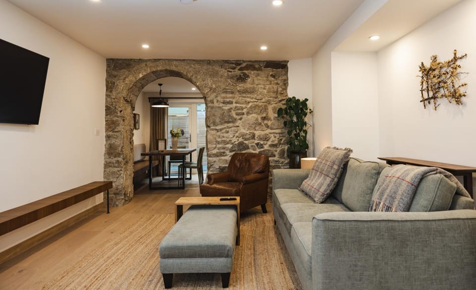 TV and multimedia, Living room, Seating area, Dining area