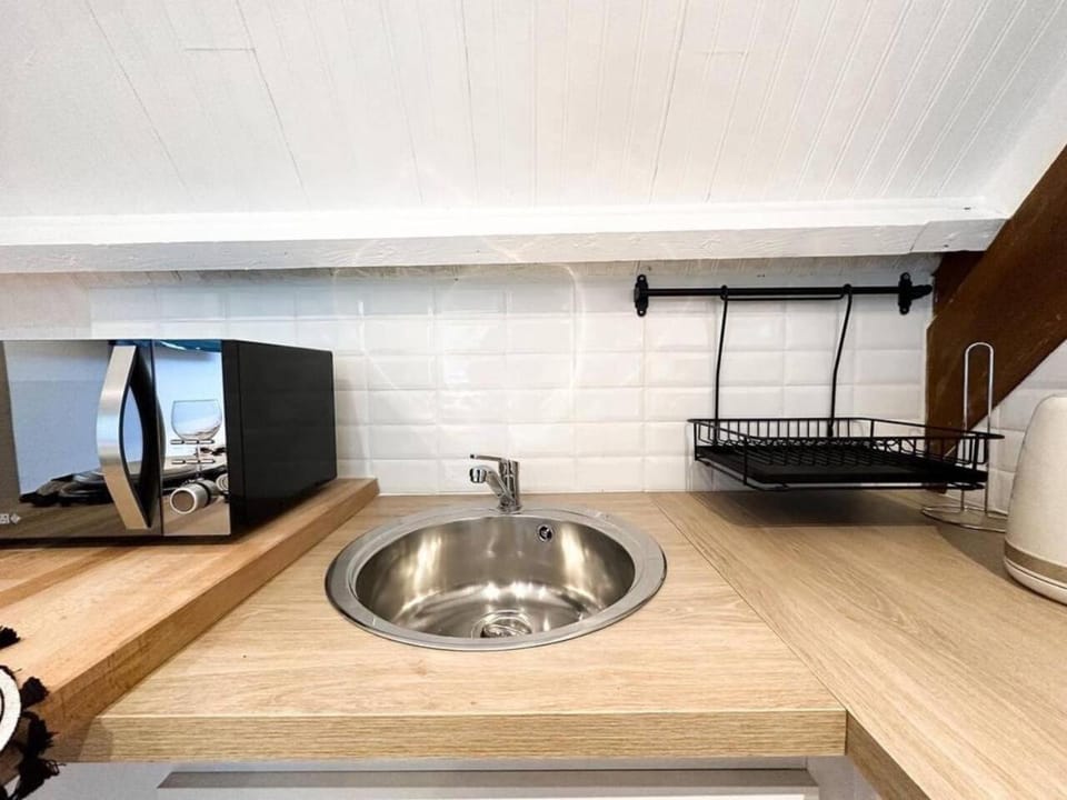 Kitchen or kitchenette, minibar
