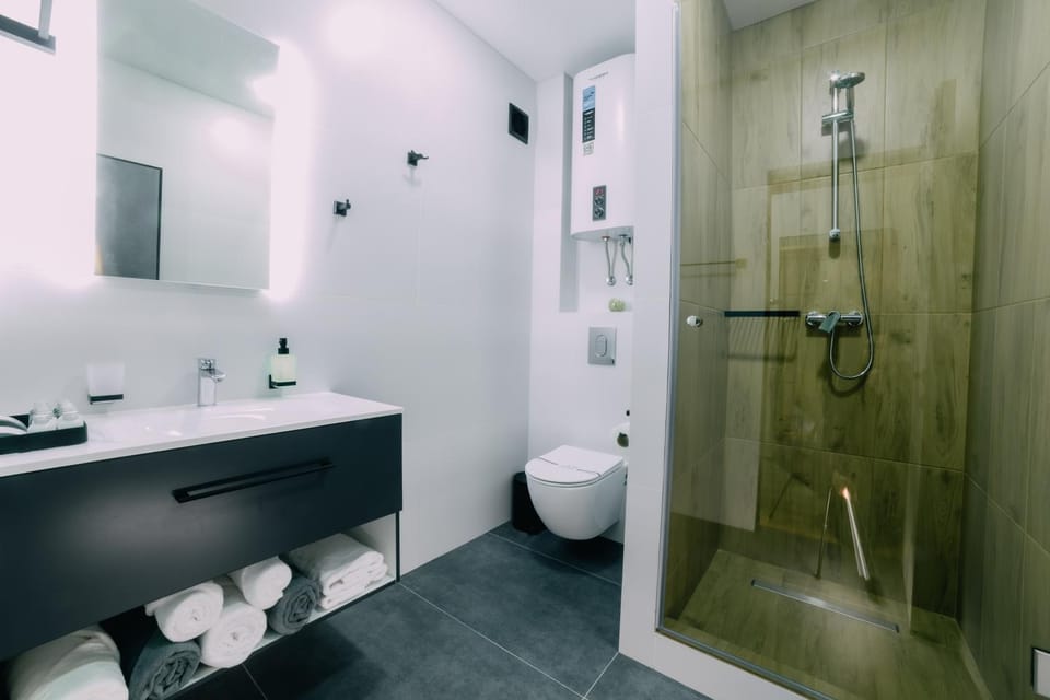 Shower, Toilet