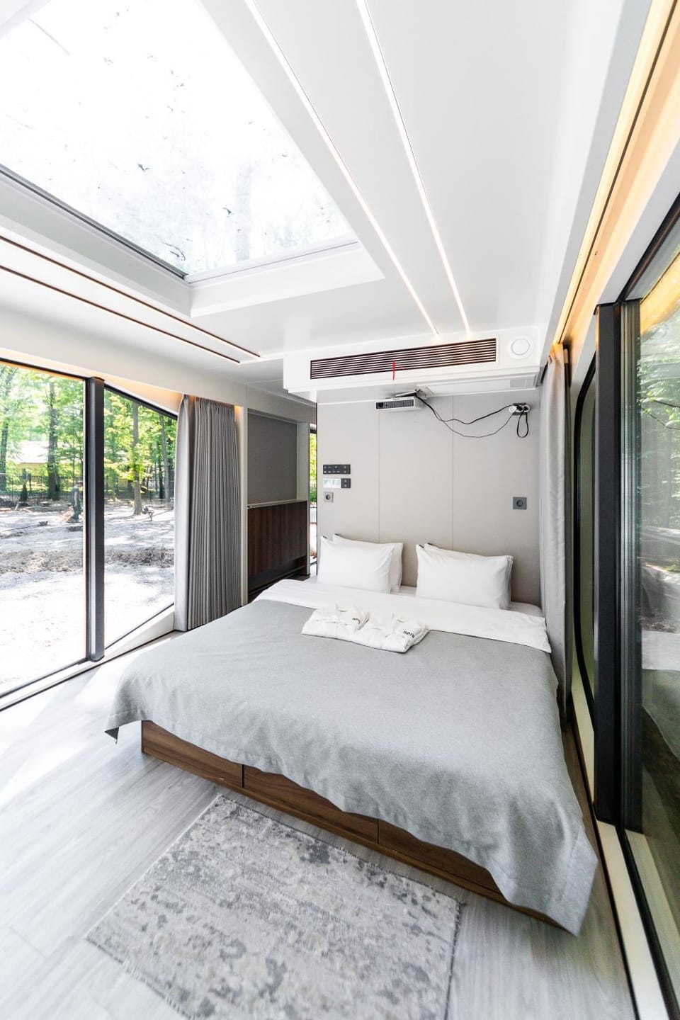 Bed, TV and multimedia, Photo of the whole room, Bedroom, towels
