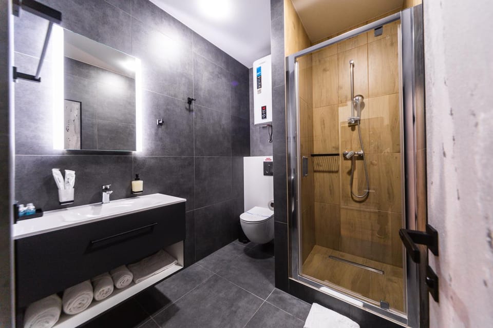 Shower, Toilet, towels