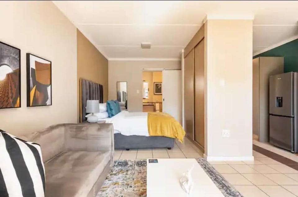 Luxurious 1Bed Studio self-check in free parking Apartment in Sandton