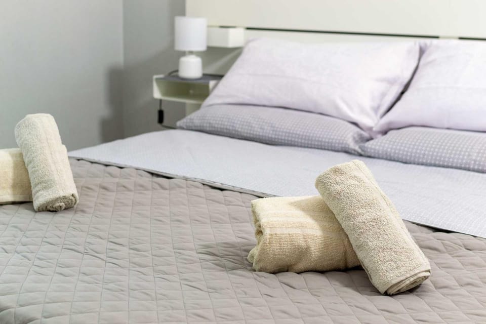 Photo of the whole room, Bedroom, towels