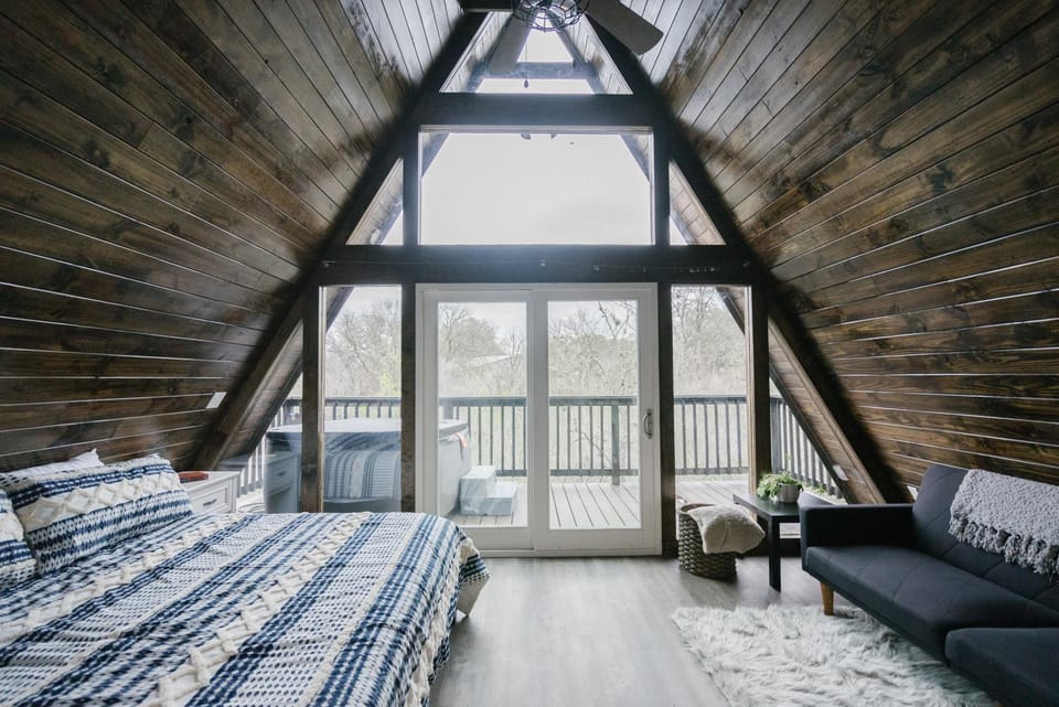 Bed, Hot Tub, Photo of the whole room, Seating area, Bedroom