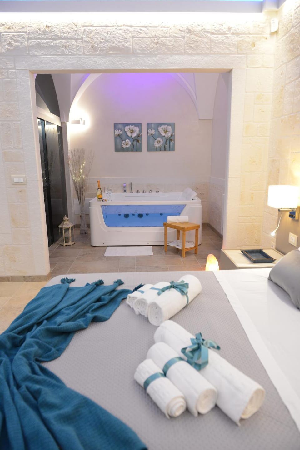 Bed, Photo of the whole room, Bedroom, towels