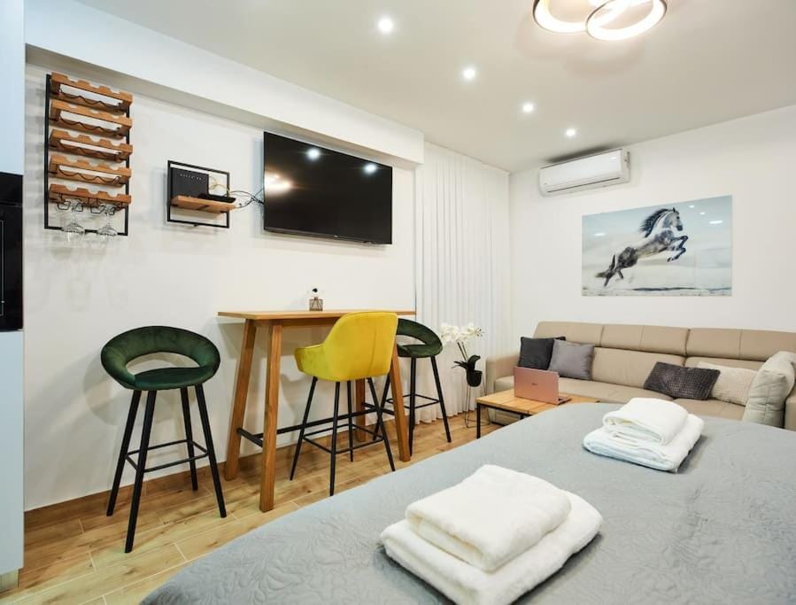 Bed, TV and multimedia, Living room, Photo of the whole room, Seating area, air conditioner