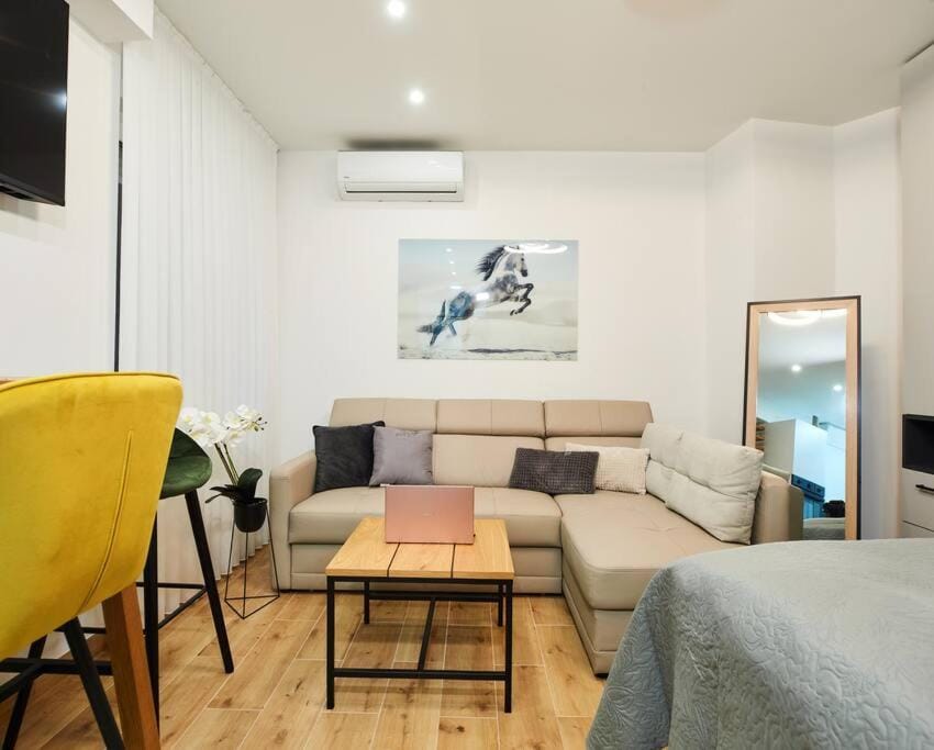 Bed, Living room, Photo of the whole room, Seating area, Bedroom, air conditioner