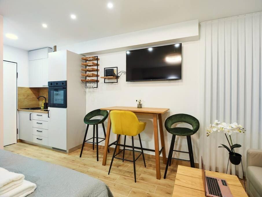 TV and multimedia, Kitchen or kitchenette, Living room, Seating area, Dining area