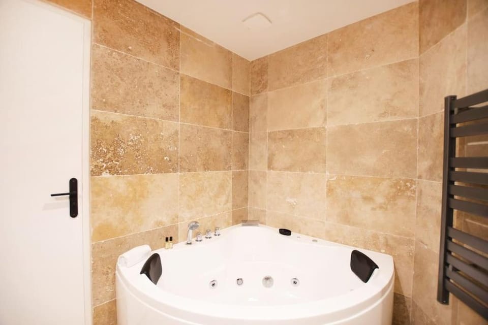 Studio avec jacuzzi dans le 10e Apartment in Paris