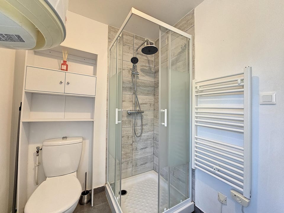 Shower, Toilet, Bathroom, towels