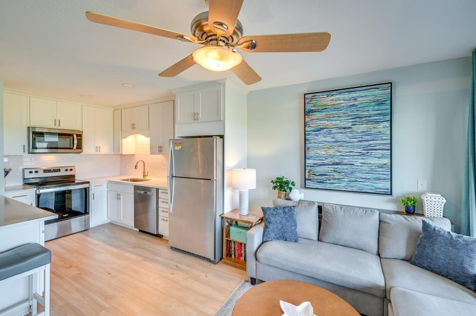 Murrells Inlet Condo with Balcony and Pool Near Pier! Apartment in Garden City