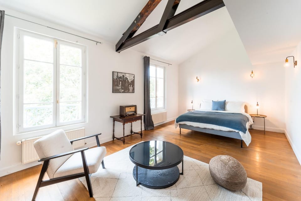 Bed, TV and multimedia, Living room, Photo of the whole room, Seating area, Bedroom