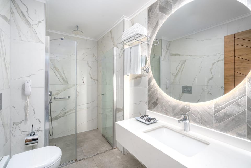 Shower, Toilet, Bathroom, towels