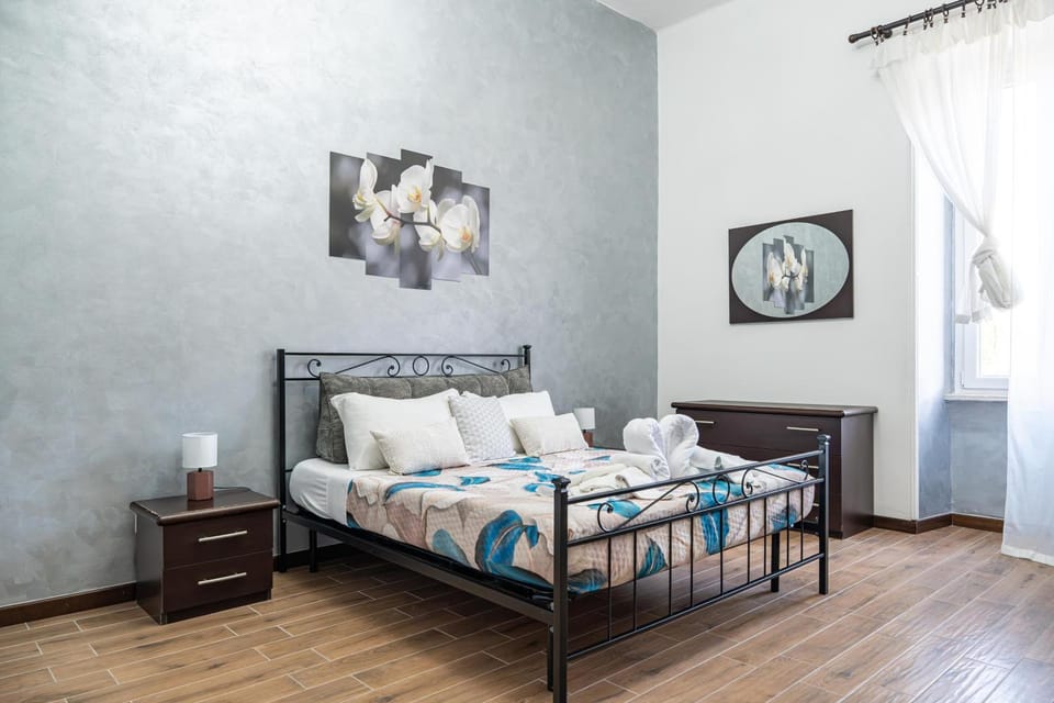 Photo of the whole room, Bedroom, towels