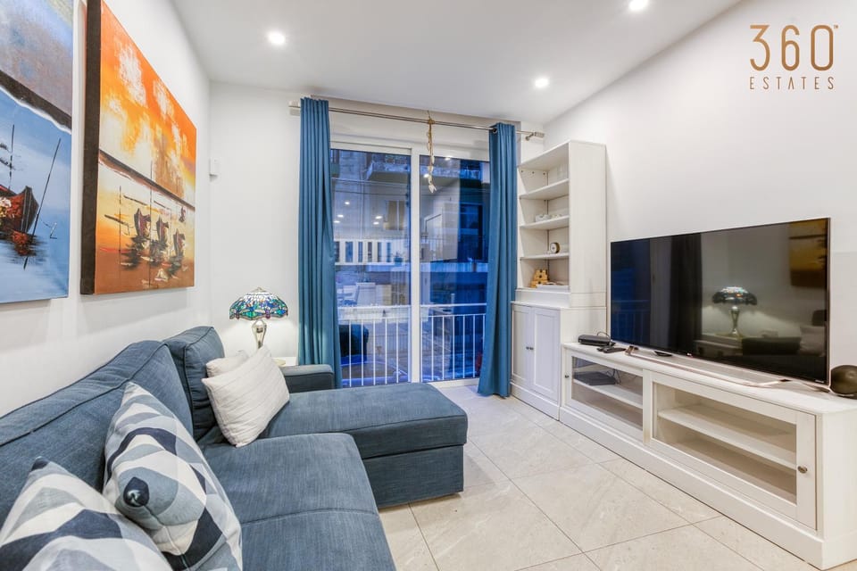 Communal lounge/ TV room, TV and multimedia, Living room, Seating area, Evening entertainment