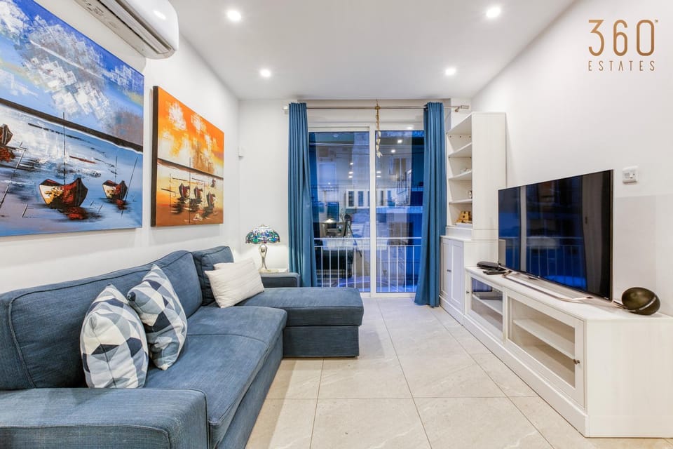 Communal lounge/ TV room, TV and multimedia, Living room, Seating area, Evening entertainment
