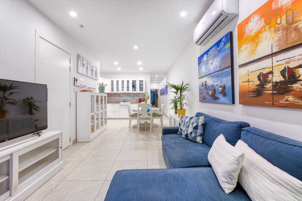 Communal lounge/ TV room, TV and multimedia, Living room, Seating area, Evening entertainment