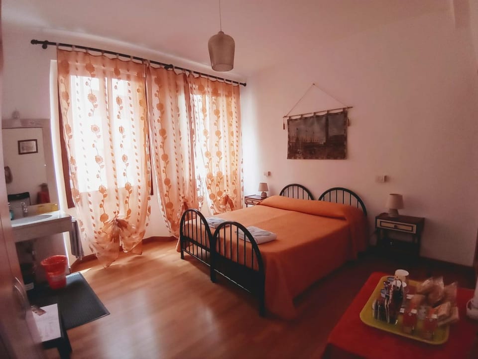 Bed, Photo of the whole room, Decorative detail, Bedroom