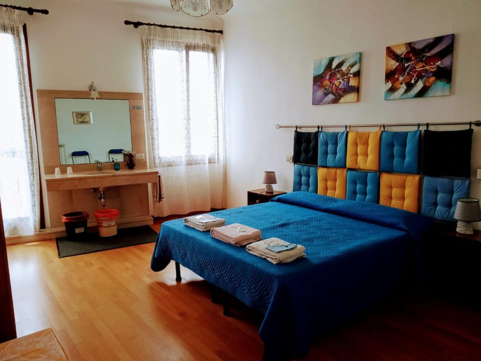 Bed, Photo of the whole room, Family