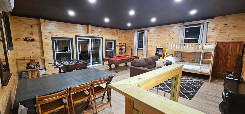 Bed, Billiard, TV and multimedia, Living room, Photo of the whole room, Seating area, Dining area