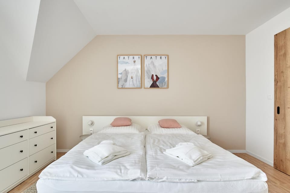 Photo of the whole room, Bedroom, towels