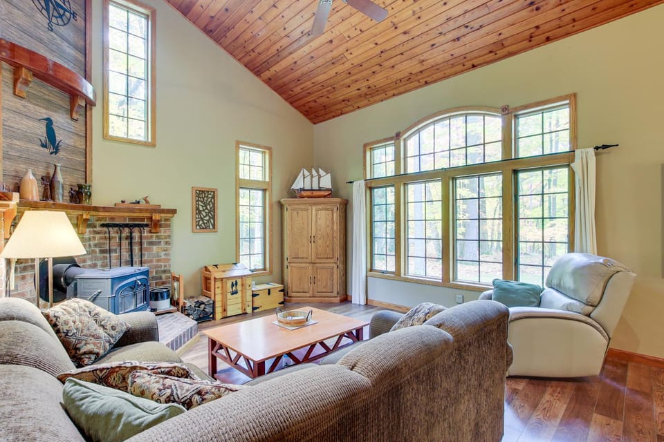 Family-Friendly Home in Sturgeon Bay w/ Backyard House in Door County