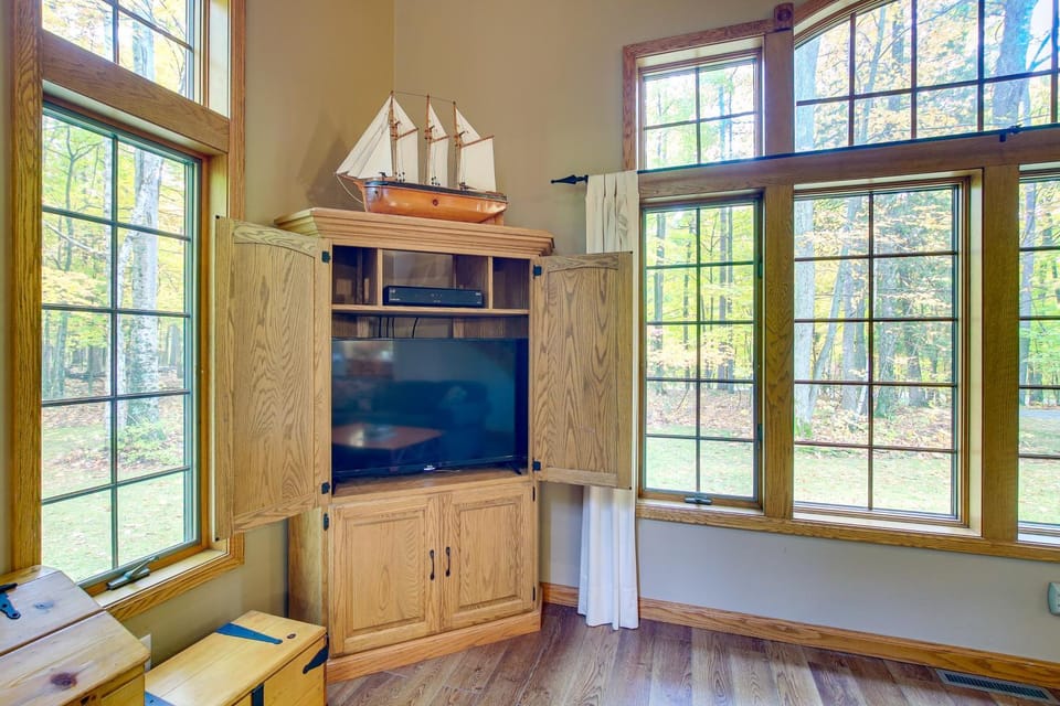 Family-Friendly Home in Sturgeon Bay w/ Backyard House in Door County