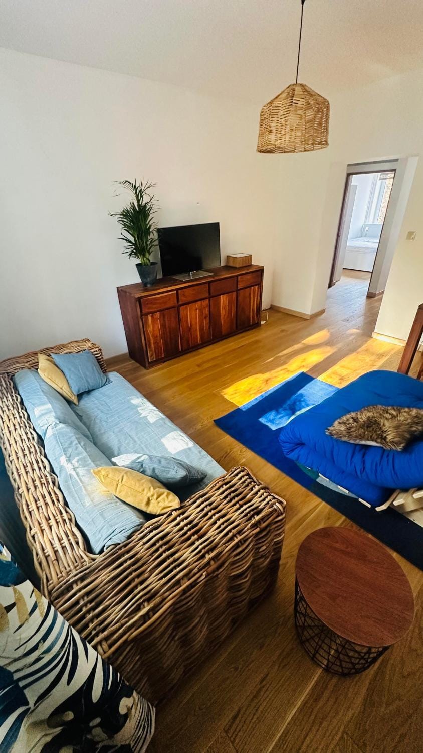 Bed, Living room, Photo of the whole room, Seating area