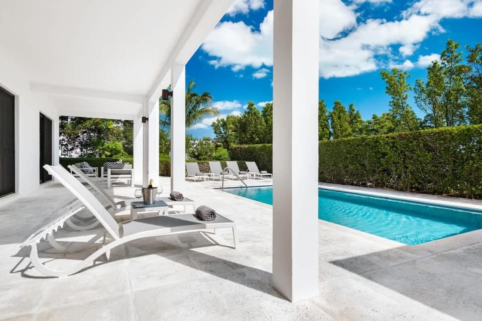 Bora 4 BR Villa Villa in Grace Bay