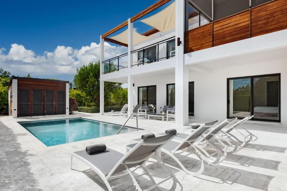 Bora 4 BR Villa Villa in Grace Bay