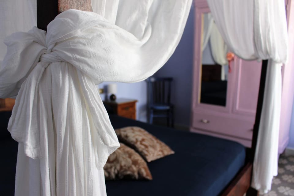 Photo of the whole room, Decorative detail