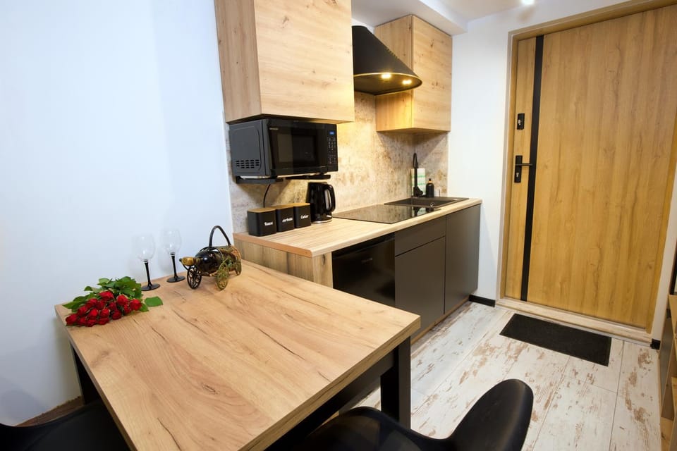 Kitchen or kitchenette, Dining area, minibar, stove