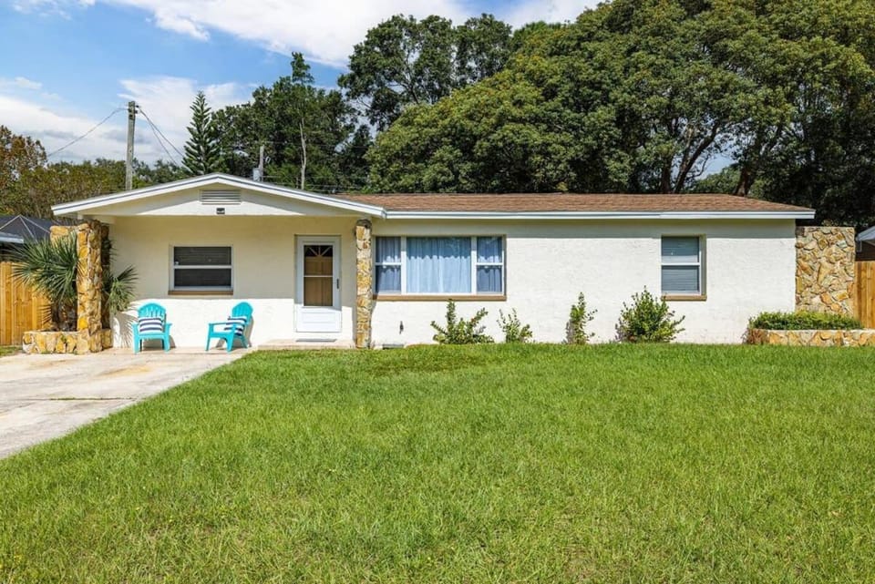 Monthly Rental~ Comfy Beds~ Great for Remote Work House in Tampa Bay