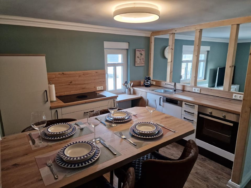 Kitchen or kitchenette, Dining area