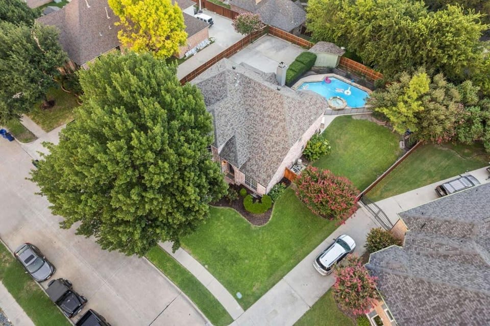 Heated Pool PoolTable HotTub Sleeps 16 Renovated House in McKinney