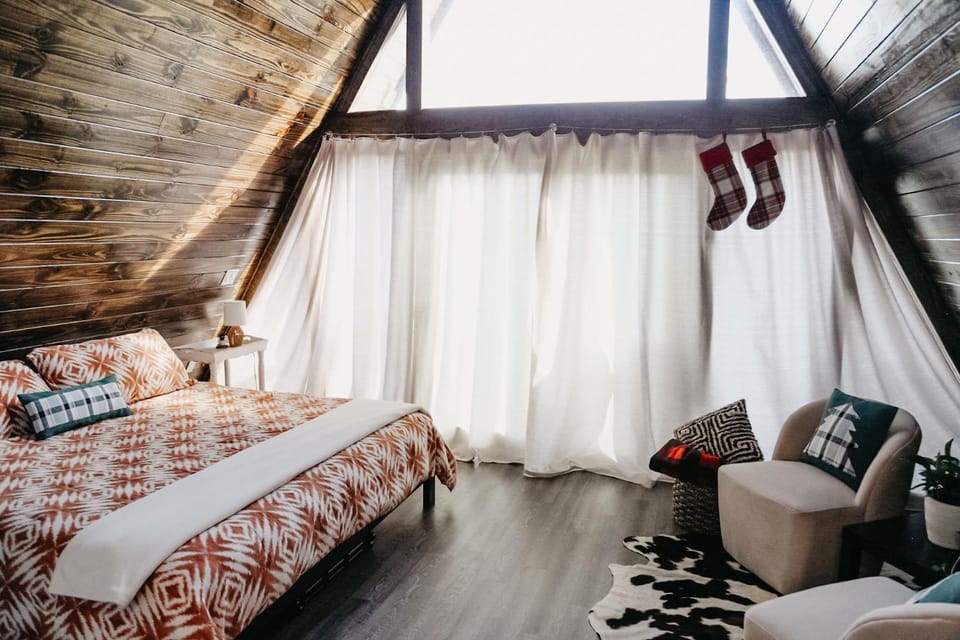 Bed, Winter, Seating area